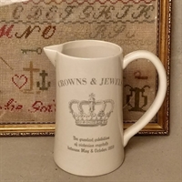 creme antik mælkekande crowns and jewels tekst sort 1859 19 cm. høj.